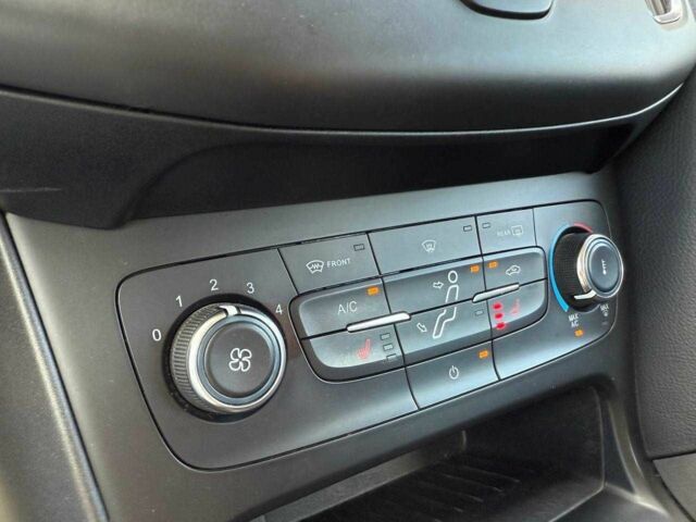 Красный Форд Фокус, объемом двигателя 1 л и пробегом 110 тыс. км за 6490 $, фото 22 на Automoto.ua