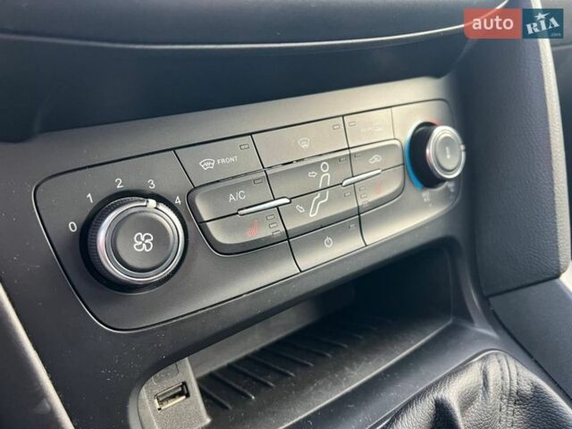 Красный Форд Фокус, объемом двигателя 1 л и пробегом 117 тыс. км за 6190 $, фото 24 на Automoto.ua