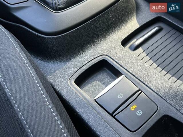 Красный Форд Фокус, объемом двигателя 1 л и пробегом 63 тыс. км за 15500 $, фото 25 на Automoto.ua