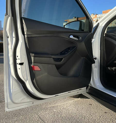 Форд Фокус, объемом двигателя 2 л и пробегом 126 тыс. км за 9590 $, фото 9 на Automoto.ua