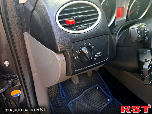Форд Фокус, объемом двигателя 1.6 л и пробегом 237 тыс. км за 5750 $, фото 11 на Automoto.ua