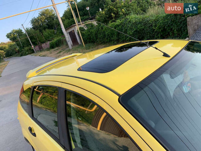 Желтый Форд Фокус, объемом двигателя 2 л и пробегом 202 тыс. км за 3900 $, фото 12 на Automoto.ua