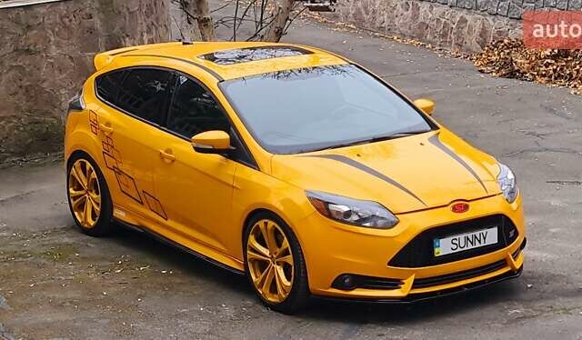 Желтый Форд Фокус, объемом двигателя 2 л и пробегом 119 тыс. км за 18000 $, фото 1 на Automoto.ua