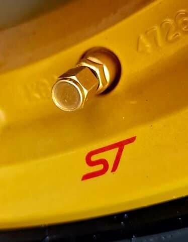 Желтый Форд Фокус, объемом двигателя 2 л и пробегом 119 тыс. км за 18000 $, фото 6 на Automoto.ua