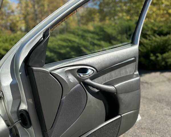 Серый Форд Фокус, объемом двигателя 1.6 л и пробегом 168 тыс. км за 4500 $, фото 6 на Automoto.ua