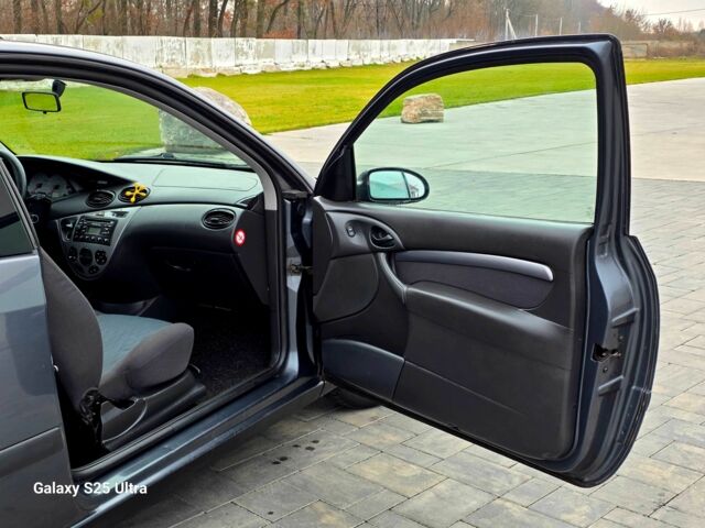 Серый Форд Фокус, объемом двигателя 1.8 л и пробегом 275 тыс. км за 1999 $, фото 6 на Automoto.ua