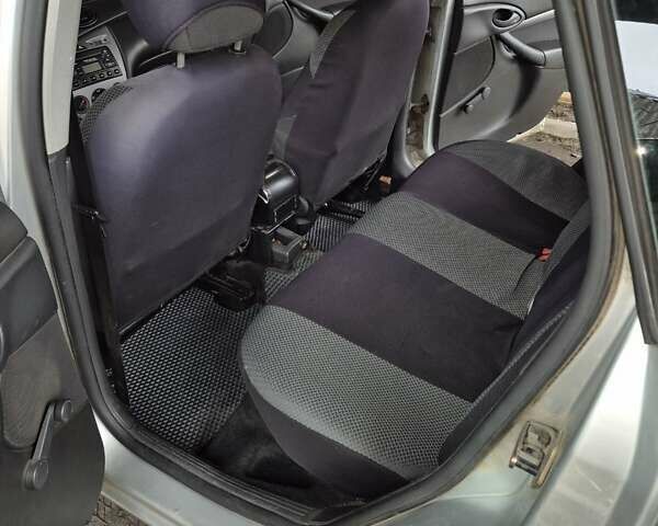 Серый Форд Фокус, объемом двигателя 1.8 л и пробегом 180 тыс. км за 3000 $, фото 4 на Automoto.ua