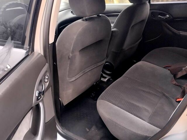 Серый Форд Фокус, объемом двигателя 1.6 л и пробегом 200 тыс. км за 4200 $, фото 5 на Automoto.ua