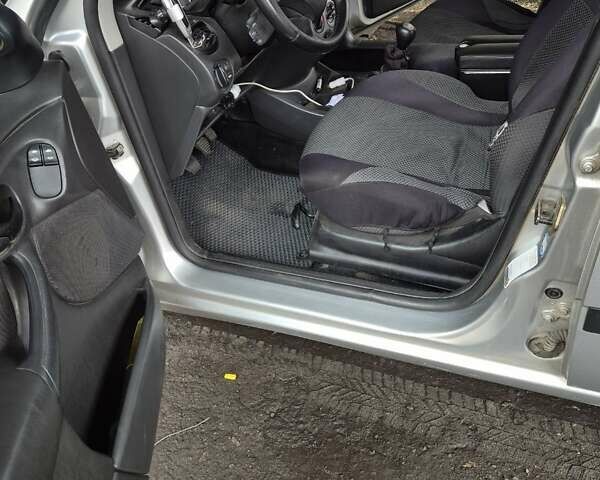 Серый Форд Фокус, объемом двигателя 1.8 л и пробегом 180 тыс. км за 3000 $, фото 13 на Automoto.ua