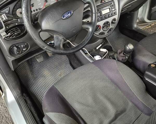 Серый Форд Фокус, объемом двигателя 1.8 л и пробегом 180 тыс. км за 3000 $, фото 15 на Automoto.ua