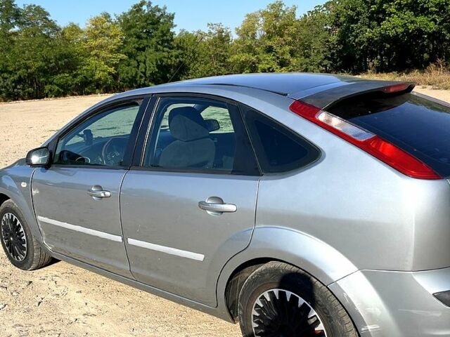 Серый Форд Фокус, объемом двигателя 1.6 л и пробегом 295 тыс. км за 3500 $, фото 2 на Automoto.ua