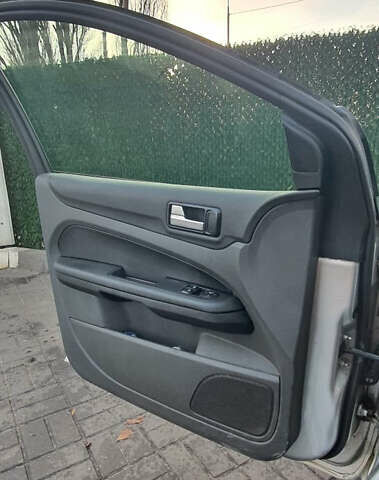 Сірий Форд Фокус, об'ємом двигуна 1.6 л та пробігом 214 тис. км за 3600 $, фото 9 на Automoto.ua