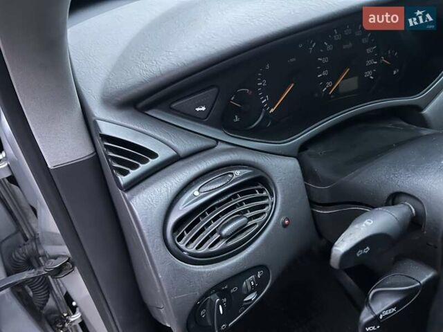 Серый Форд Фокус, объемом двигателя 1.6 л и пробегом 364 тыс. км за 3000 $, фото 10 на Automoto.ua