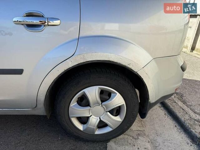 Сірий Форд Фокус, об'ємом двигуна 1.6 л та пробігом 200 тис. км за 3500 $, фото 4 на Automoto.ua