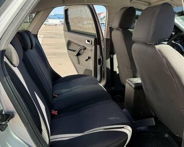 Сірий Форд Фокус, об'ємом двигуна 1.6 л та пробігом 200 тис. км за 3500 $, фото 1 на Automoto.ua