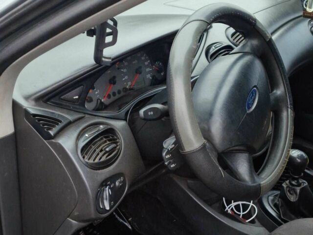 Серый Форд Фокус, объемом двигателя 1.8 л и пробегом 300 тыс. км за 961 $, фото 2 на Automoto.ua