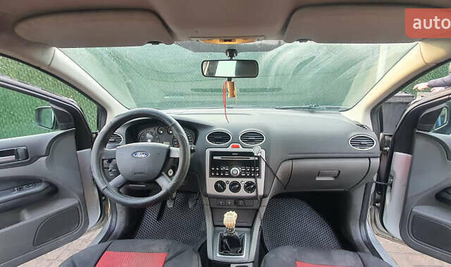 Сірий Форд Фокус, об'ємом двигуна 1.6 л та пробігом 214 тис. км за 3600 $, фото 3 на Automoto.ua