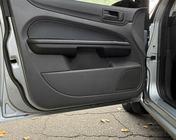 Сірий Форд Фокус, об'ємом двигуна 1.39 л та пробігом 265 тис. км за 4400 $, фото 34 на Automoto.ua