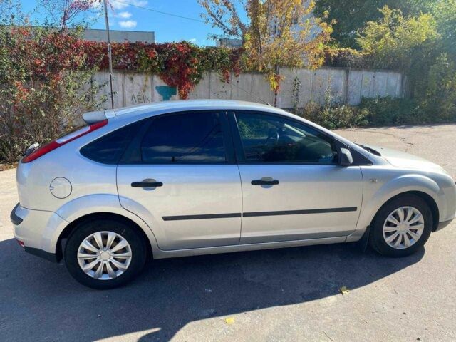 Серый Форд Фокус, объемом двигателя 1.6 л и пробегом 209 тыс. км за 4950 $, фото 2 на Automoto.ua