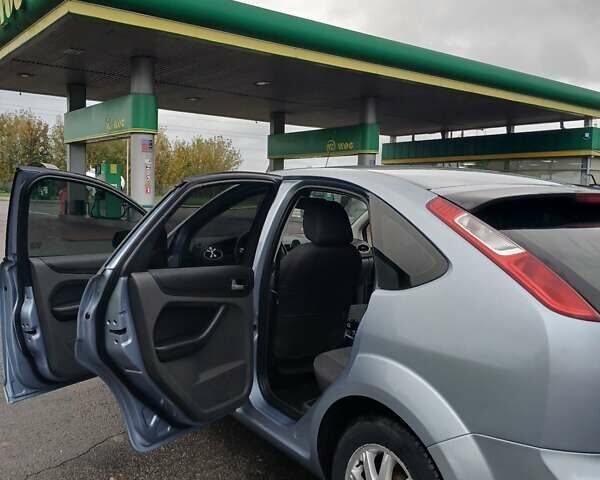 Серый Форд Фокус, объемом двигателя 1.6 л и пробегом 216 тыс. км за 4000 $, фото 9 на Automoto.ua