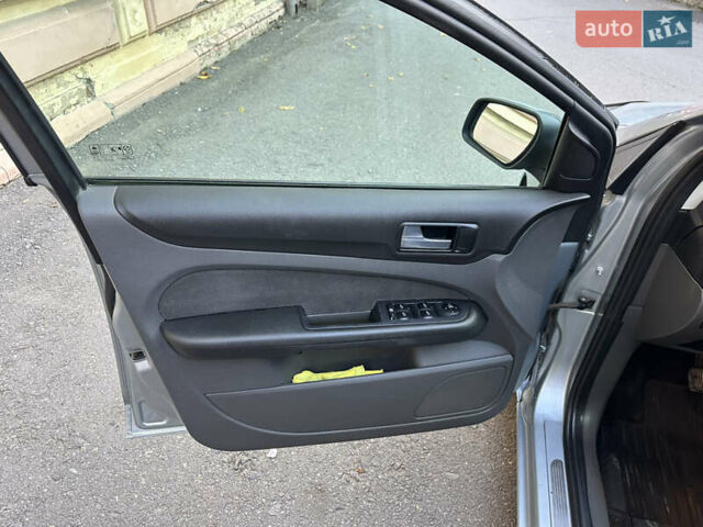 Форд Фокус 2005 в Черновцах на Automoto.ua Серый Форд Фокус, объемом двигателя 2 л и пробегом 320 тыс. км за 4150 $, фото 15 на Automoto.ua