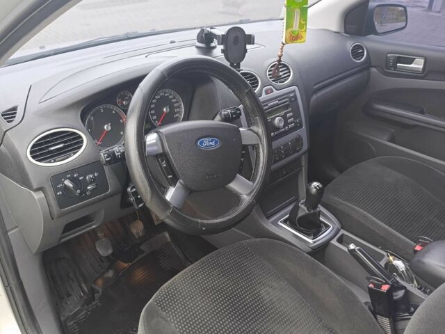 Серый Форд Фокус, объемом двигателя 1.6 л и пробегом 260 тыс. км за 3350 $, фото 6 на Automoto.ua