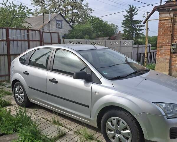 Серый Форд Фокус, объемом двигателя 1.6 л и пробегом 220 тыс. км за 5000 $, фото 2 на Automoto.ua