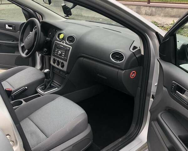 Форд Фокус 2005 в Золочев на Automoto.ua Серый Форд Фокус, объемом двигателя 1.6 л и пробегом 250 тыс. км за 3850 $, фото 5 на Automoto.ua