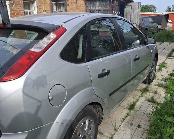 Серый Форд Фокус, объемом двигателя 1.6 л и пробегом 220 тыс. км за 5000 $, фото 5 на Automoto.ua