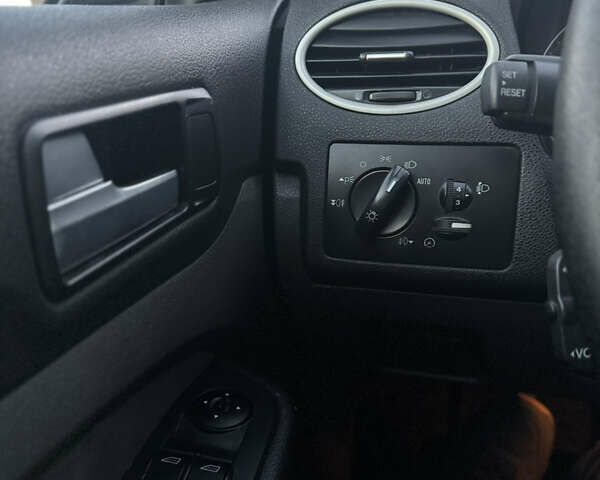 Серый Форд Фокус, объемом двигателя 2 л и пробегом 323 тыс. км за 4100 $, фото 9 на Automoto.ua