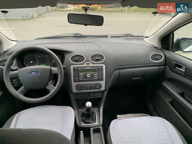 Серый Форд Фокус, объемом двигателя 1.56 л и пробегом 318 тыс. км за 4200 $, фото 7 на Automoto.ua