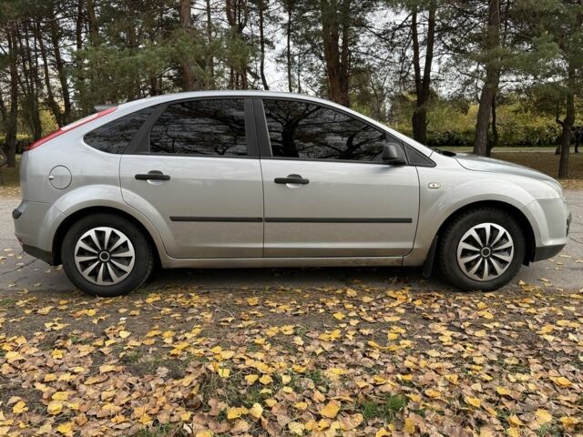 Серый Форд Фокус, объемом двигателя 1.4 л и пробегом 265 тыс. км за 4400 $, фото 5 на Automoto.ua