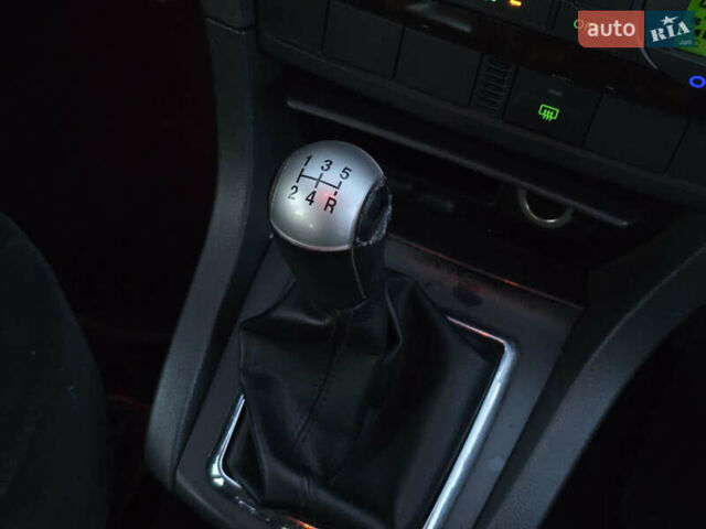 Серый Форд Фокус, объемом двигателя 1.6 л и пробегом 280 тыс. км за 3399 $, фото 27 на Automoto.ua