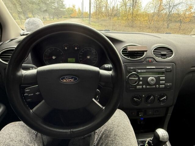 Серый Форд Фокус, объемом двигателя 1.4 л и пробегом 265 тыс. км за 4400 $, фото 8 на Automoto.ua