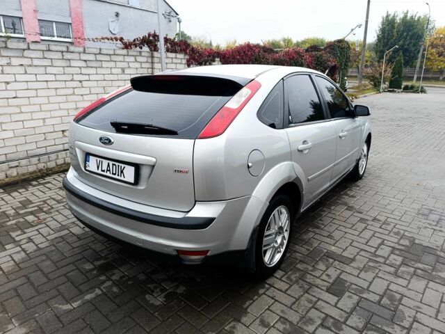 Серый Форд Фокус, объемом двигателя 1.6 л и пробегом 260 тыс. км за 3350 $, фото 1 на Automoto.ua