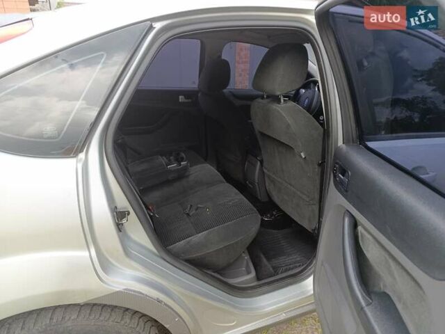 Серый Форд Фокус, объемом двигателя 1.6 л и пробегом 267 тыс. км за 3500 $, фото 4 на Automoto.ua