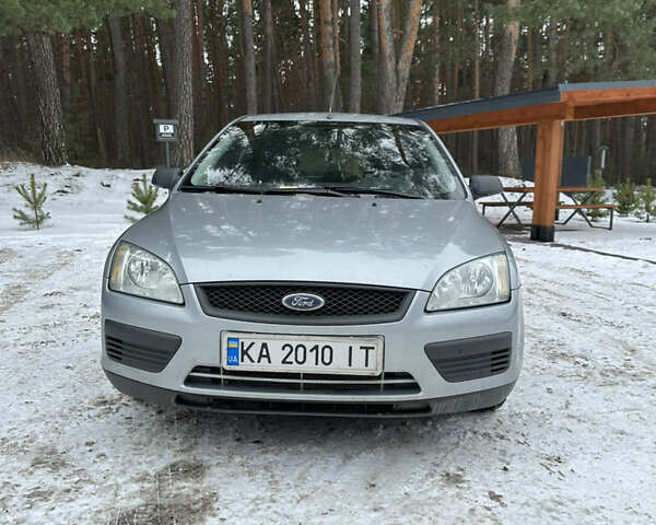 Серый Форд Фокус, объемом двигателя 1.6 л и пробегом 320 тыс. км за 4800 $, фото 4 на Automoto.ua