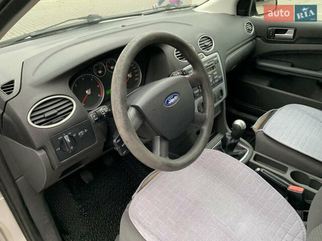 Серый Форд Фокус, объемом двигателя 1.56 л и пробегом 318 тыс. км за 4200 $, фото 10 на Automoto.ua