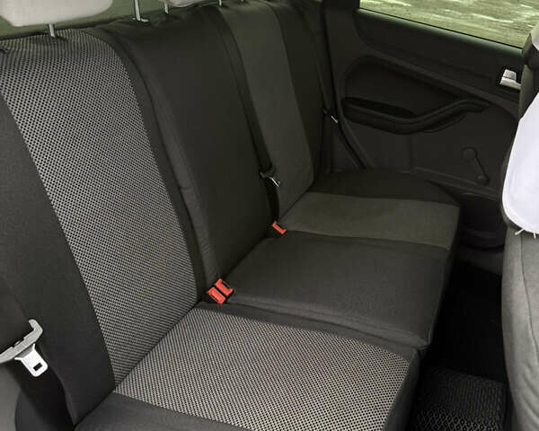 Сірий Форд Фокус, об'ємом двигуна 1.6 л та пробігом 155 тис. км за 5300 $, фото 13 на Automoto.ua