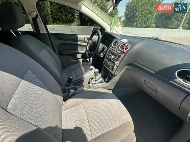 Серый Форд Фокус, объемом двигателя 1.6 л и пробегом 190 тыс. км за 4999 $, фото 5 на Automoto.ua