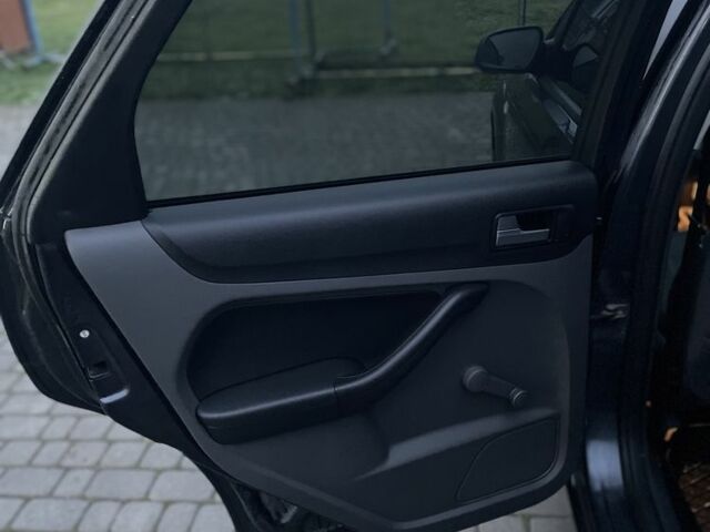 Серый Форд Фокус, объемом двигателя 1.6 л и пробегом 304 тыс. км за 4500 $, фото 9 на Automoto.ua