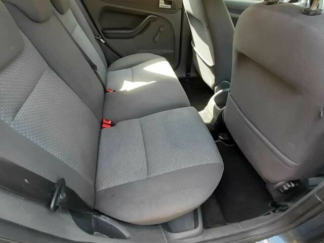 Серый Форд Фокус, объемом двигателя 1.6 л и пробегом 190 тыс. км за 5300 $, фото 7 на Automoto.ua