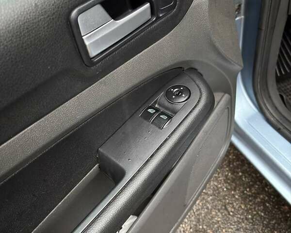 Серый Форд Фокус, объемом двигателя 1.6 л и пробегом 243 тыс. км за 4000 $, фото 9 на Automoto.ua