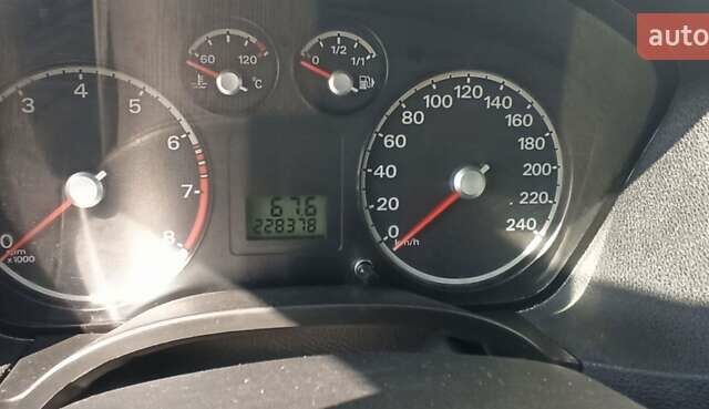 Серый Форд Фокус, объемом двигателя 1.6 л и пробегом 228 тыс. км за 4650 $, фото 1 на Automoto.ua