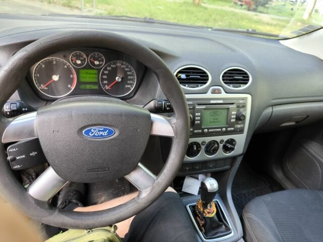 Серый Форд Фокус, объемом двигателя 1.8 л и пробегом 320 тыс. км за 3400 $, фото 2 на Automoto.ua