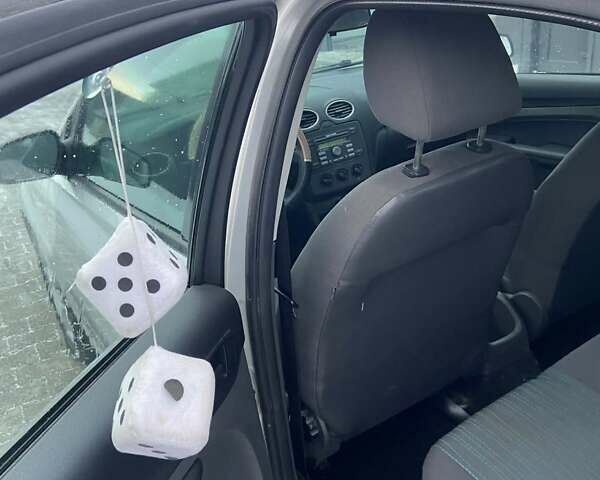 Серый Форд Фокус, объемом двигателя 1.8 л и пробегом 300 тыс. км за 4299 $, фото 7 на Automoto.ua