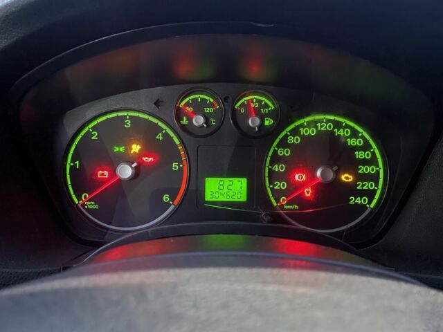 Серый Форд Фокус, объемом двигателя 1.6 л и пробегом 304 тыс. км за 4500 $, фото 15 на Automoto.ua