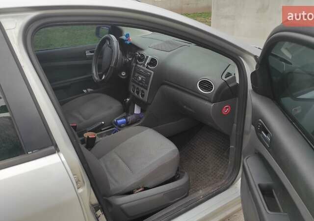 Серый Форд Фокус, объемом двигателя 1.6 л и пробегом 335 тыс. км за 3990 $, фото 1 на Automoto.ua