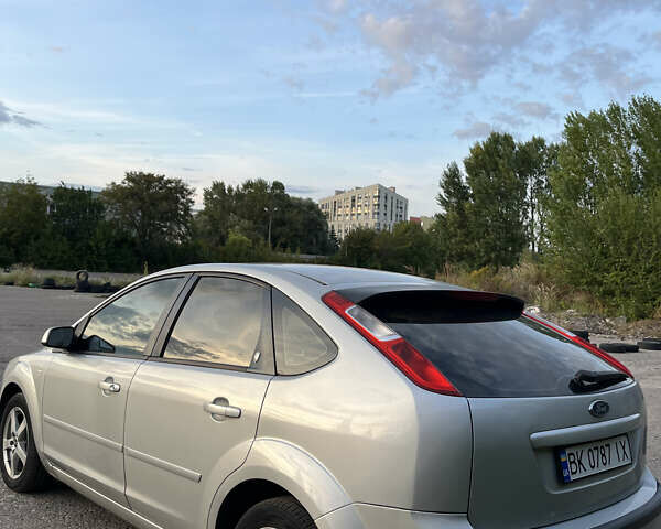 Серый Форд Фокус, объемом двигателя 1.8 л и пробегом 188 тыс. км за 4400 $, фото 6 на Automoto.ua