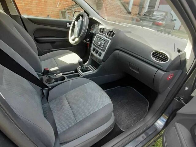 Серый Форд Фокус, объемом двигателя 1.6 л и пробегом 190 тыс. км за 5300 $, фото 3 на Automoto.ua